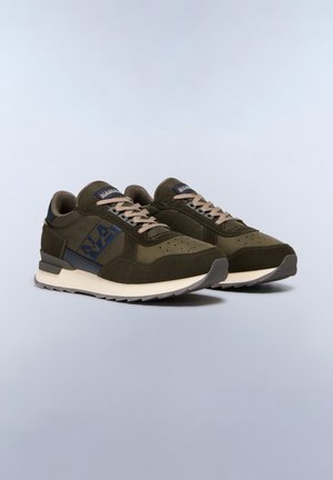 Olivengrønne sneakers i ruskind og mesh-materialer, beige snørebånd, perforerede detaljer, et marineblåt logo og en hvid mellemsål med grå ydersål.