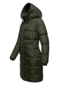 Long manteau d'hiver matelassé vert olive avec capuche, fermeture éclair devant, poches latérales zippées et poignets côtelés aux manches.