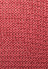 Texturovaná, lehká pletenina v korálové barvě, s jednotným otevřeným vzorem a propletenými pruhy, které vytvářejí jemný, vzdušný vzhled.
