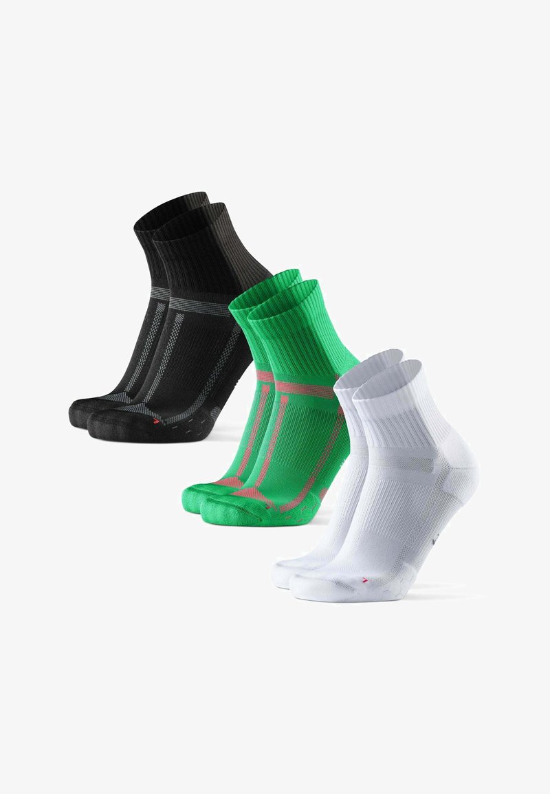 Tres pares de calcetines: negros, verdes y blancos. Cada uno tiene una textura acanalada con rayas de contraste y una plantilla acolchada.