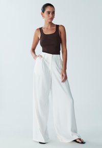 ST MRLO VIEW PANT - Hlače - white