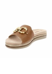 Sandale en cuir marron à bout ouvert arrondi, avec un accent en chaîne dorée sur la sangle et une semelle intérieure rembourrée beige sur une semelle basse et texturée.