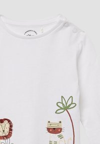Witte babyt-shirt met ronde hals, twee drukknoopjes op de schouders en illustraties van een leeuw, tijger en palmboom op de voorkant.