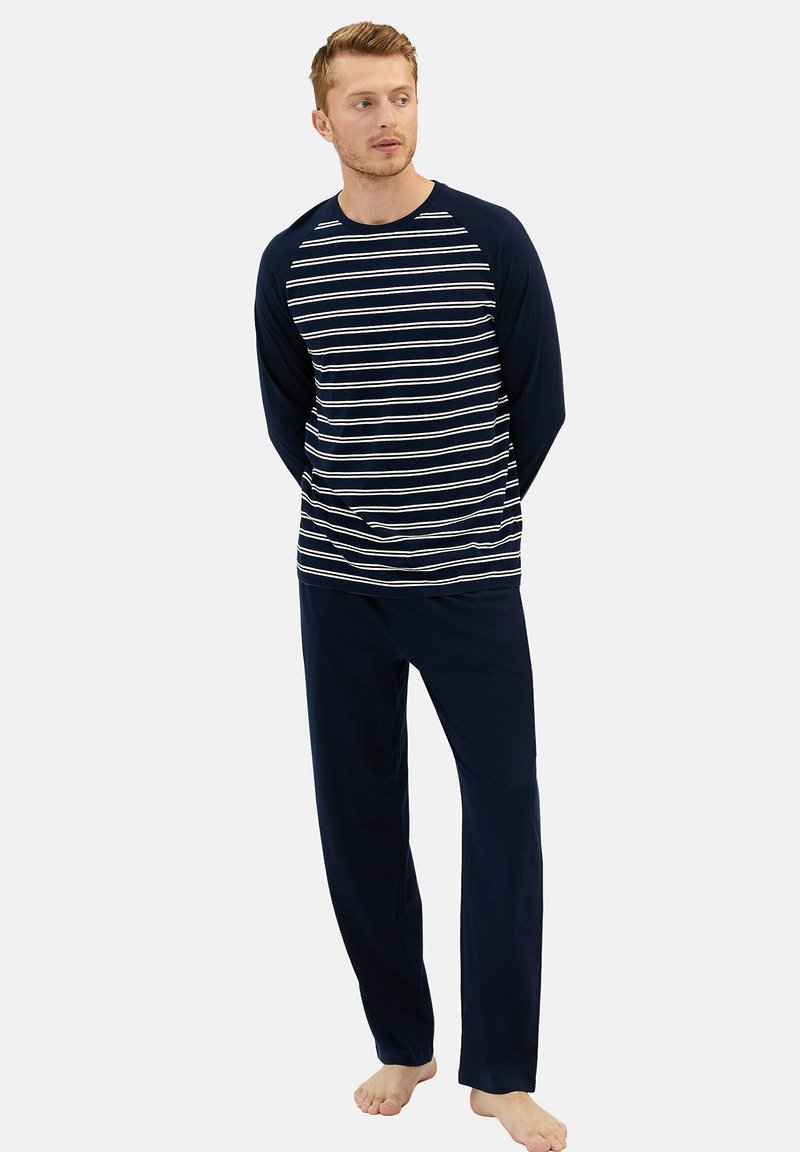 Ensemble de pyjama navy avec manches longues et pantalon. Le haut présente des rayures blanches horizontales ; un tissu doux et respirant ; une coupe décontractée.