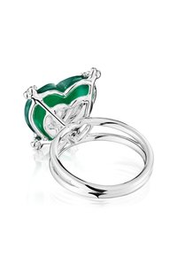 Anillo en forma de corazón que presenta una piedra preciosa verde con garras y banda de plata brillante, mostrando una textura suave y un acabado pulido.