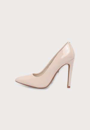 Beiger Lackleder-Pumps mit spitzer Spitze und Stilettoabsatz, von der Seite auf weißem Hintergrund gezeigt.