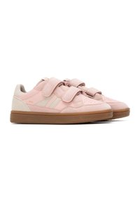 Zapatillas rosas con parte superior de cuero y ante, dos correas de velcro, puntera perforada y suela de goma marrón. Presenta acentos de colores claros y oscuros.