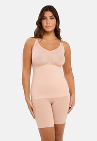 Aansluitende tanktop en shortset in zachte nude stof, met een naadloos ontwerp, verstelbare bandjes en een soepele, rekbare textuur.