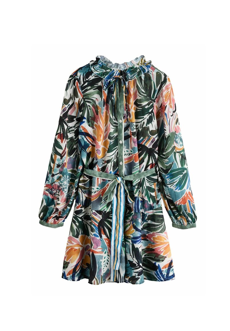 Robe à motifs floraux dans des tons de vert, orange et bleu ; possède un col volanté, une fermeture à boutons à l'avant et une ceinture en tissu avec des accents rayés.