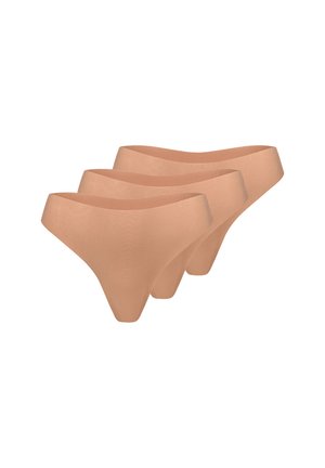 Drei nahtlose, hautfarbene Damen-String-Unterhosen, gestaffelt auf einem weißen Hintergrund angeordnet.