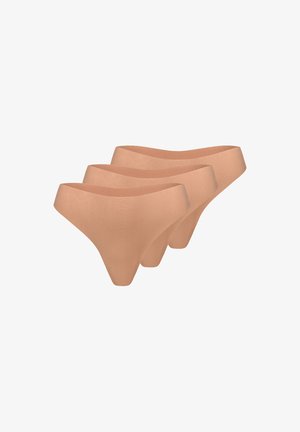 Drei nahtlose, hautfarbene Damen-String-Unterhosen, gestaffelt auf einem weißen Hintergrund angeordnet.