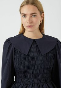 YAS GESMOKTES ROMA - Bluse - navy blazer