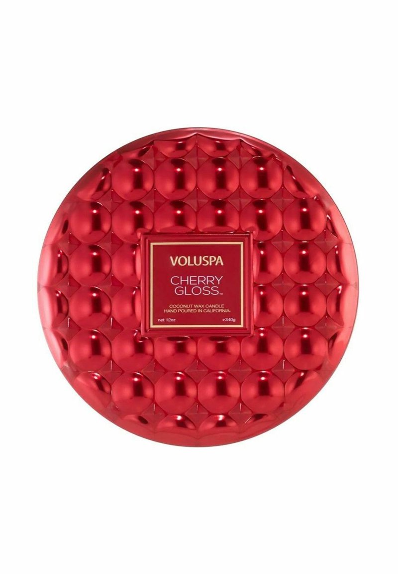 Röd rund ljusbehållare med en glansig, texturerad yta. Har en central etikett med texten "Voluspa Cherry Gloss," kokosvax, 12 oz. kapacitet.