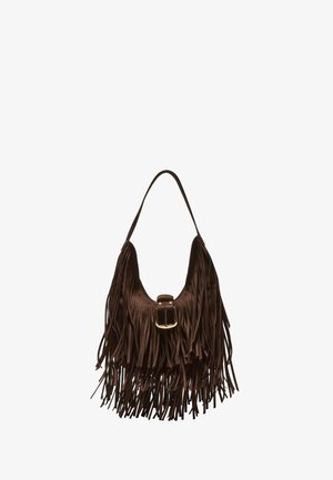 Brązowa zamszowa torba na ramię z długimi frędzlami i przednim paskiem z prostokątną złotą klamrą.
