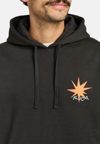 Felpa nera con cappuccio e coulisse, con un design a stella arancione e la scritta ricamata in blu "RUC" sulla parte anteriore. Realizzata in cotone, vestibilità casual.