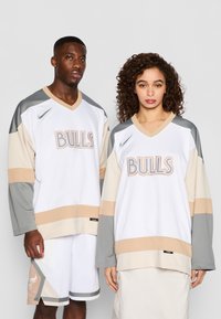 Nike Performance NBA CITY EDITION CHICAGO BULLS HOCKEY - Topper langermet - white/oatmeal/hemp/dark steel grey