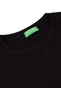 Czarny sweter z prążkowanym okrągłym dekoltem, z wykonany z miękkiego dzianinowego materiału. Posiada zieloną metkę z napisem "UNITED COLORS OF BENETTON."