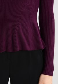 Miss Selfridge Stickad tröja - purple