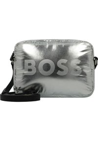Zilverkleurige metallic schoudertas met een gewatteerde textuur, met een groot, vet "BOSS"-logo in grijs. Inclusief een zwart verstelbaar hengsel.
