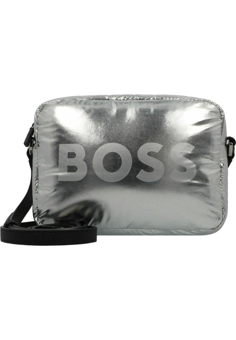 Zilverkleurige metallic schoudertas met een gewatteerde textuur, met een groot, vet "BOSS"-logo in grijs. Inclusief een zwart verstelbaar hengsel.