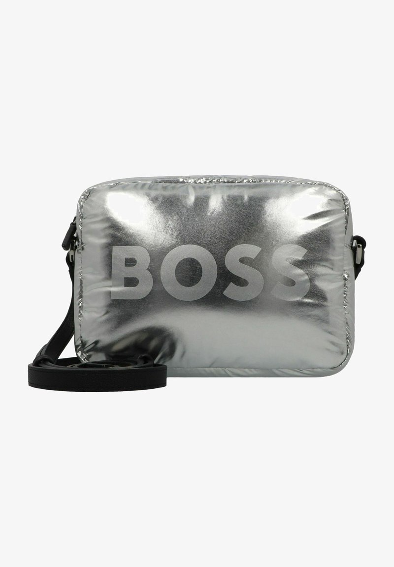 Silberne metallische Umhängetasche mit gepolsterter Textur, ausgestattet mit einem großen, auffälligen "BOSS"-Logo in Grau. Enthält einen schwarzen verstellbaren Riemen.