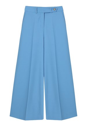 Šviesiai mėlynos spalvos platėjantys kelnių kojų platumo keliai, pagaminti iš sklandžios medžiagos, turi lygų priekį, du priekinės kišenes ir sagties užsegimą juosmens srityje.