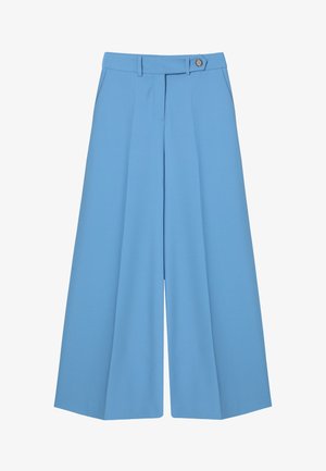 Pantalon large bleu clair en tissu lisse, doté d'un devant plat, de deux poches avant et d'une fermeture par bouton à la taille.