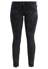 Jeans skinny negros de denim con un acabado texturizado, que presentan un detalle de cremallera en el tobillo y un diseño tradicional de cinco bolsillos.