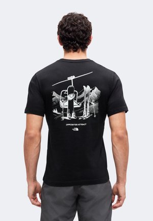 The North Face, OPPOSITES ATTRACT RELAXED SHORT SLEEVE TEE GRAPHIC UNISEX - Спортна тениска - black