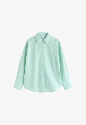 Svetlo zelena srajca z dolgimi rokavi in gumbi, z nežnimi navpičnimi roza črtami in ostrim ovratnikom, položena ravno na belem ozadju.