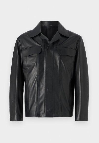 Jachetă din piele nefăcută de culoare neagră, cu închidere cu nasturi în față, două buzunare pe piept și guler clasic. Textură netedă cu detalii de cusătură subtile.