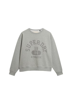 Sudadera gris fabricada con una mezcla de algodón, presenta un escote redondo, mangas largas y un texto gráfico frontal: "SUPERDRY 1986 ATHLETIC."