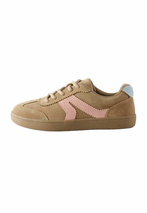 Jasnobrązowy zamszowy sneaker z różowym zygzakowatym detalem po boku, beżowymi sznurówkami, teksturowaną podeszwą i jasnoniebieską łatką na pięcie, widoczny z lewej strony.