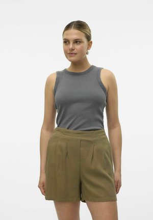 Grijze geribbelde tanktop met een ronde halslijn, gecombineerd met hooggetailleerde, licht olijfgroene geplooide shorts. Glad textuur, casual pasvorm.