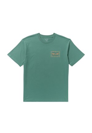 Grünes T-Shirt mit kurzen Ärmeln aus weicher Baumwolle. Es verfügt über eine rechteckige Grafik mit dem Text "BILLA BONG" umgeben von blumigen Details.