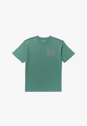 Grünes T-Shirt mit kurzen Ärmeln aus weicher Baumwolle. Es verfügt über eine rechteckige Grafik mit dem Text "BILLA BONG" umgeben von blumigen Details.