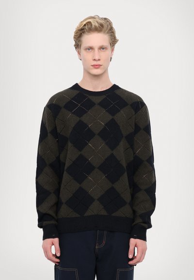 Suéter de punto con un patrón argyle en verde oscuro y azul marino, con cuello y puños de canalé, un corte holgado y un acabado texturizado.