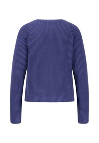 Fialový pletený sveter s okrúhlym výstrihom, dlhými rukávmi a rebrovaným lemom. Textúra je mierne hrubá s uvoľneným strihom.