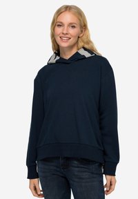 Marinfärgad hoodie med grå mönstrad insida, avslappnad passform och ribbad nederkant. Tillverkad av mjukt tyg, med lång ärm och känguruficka.