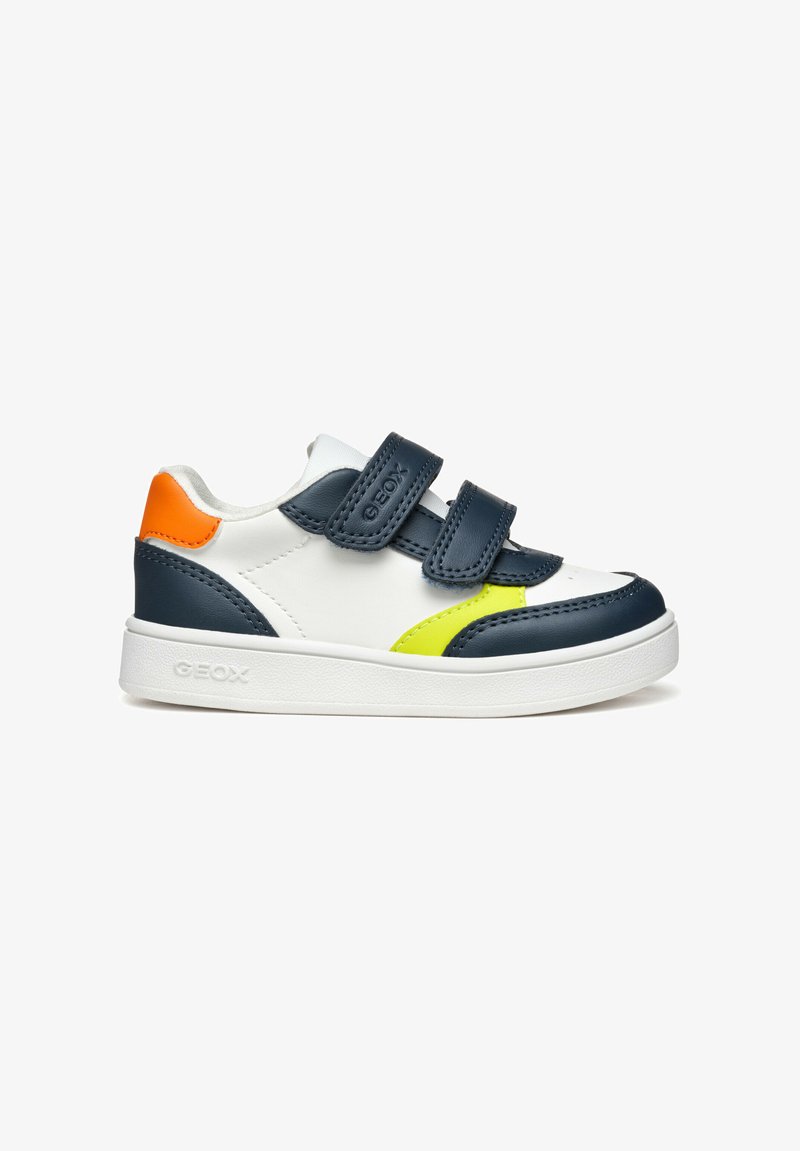 Sneaker bianco con accenti navy, verde lime e arancione. Presenta due cinturini regolabili in Velcro e suola strutturata, marchio GEOX.