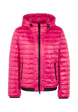 Helle pink farbene gesteppte Jacke mit Kapuze, schwarzem Reißverschluss und seitlichen Reißverschlusstaschen, entworfen für kaltes Wetter.