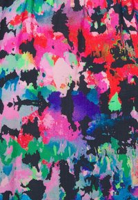 Multikleurige stof met abstracte spetterpatronen in heldere tinten van roze, groen, blauw en rood op een donkere achtergrond.