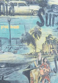 Due donne vicino a palme e auto d'epoca, una che suona la chitarra, in un ambiente urbano soleggiato con un grande testo stilizzato.