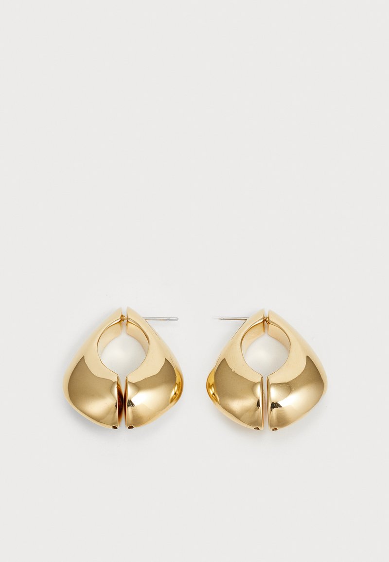 Ohrringe aus goldfarbenem Metall mit einer einzigartigen, abgerundeten Form, einem Ausschnitt-Detail, einer polierten Oberfläche und einem Stecker für den Verschluss.