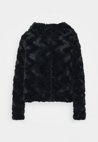 Zwarte nepbont cropped jasje met lange mouwen, voorzien van een gestructureerd, golvend patroon en een eenvoudige ronde kraag op een effen achtergrond.