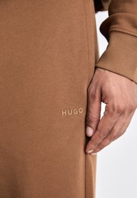 HUGO TRACKSUIT DAPODAYOTE SET - Gornji dio trenirke - medium brown