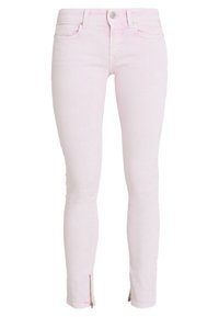 Jeans skinny rosas con una textura de denim suave, que presentan un cierre de botón en la parte delantera y cremalleras en el tobillo para un ajuste ajustable.