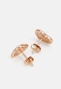 Roséguld studsörhängen med en scallopad kantdesign, som har en slät yta och en säker fjärilsklämma.