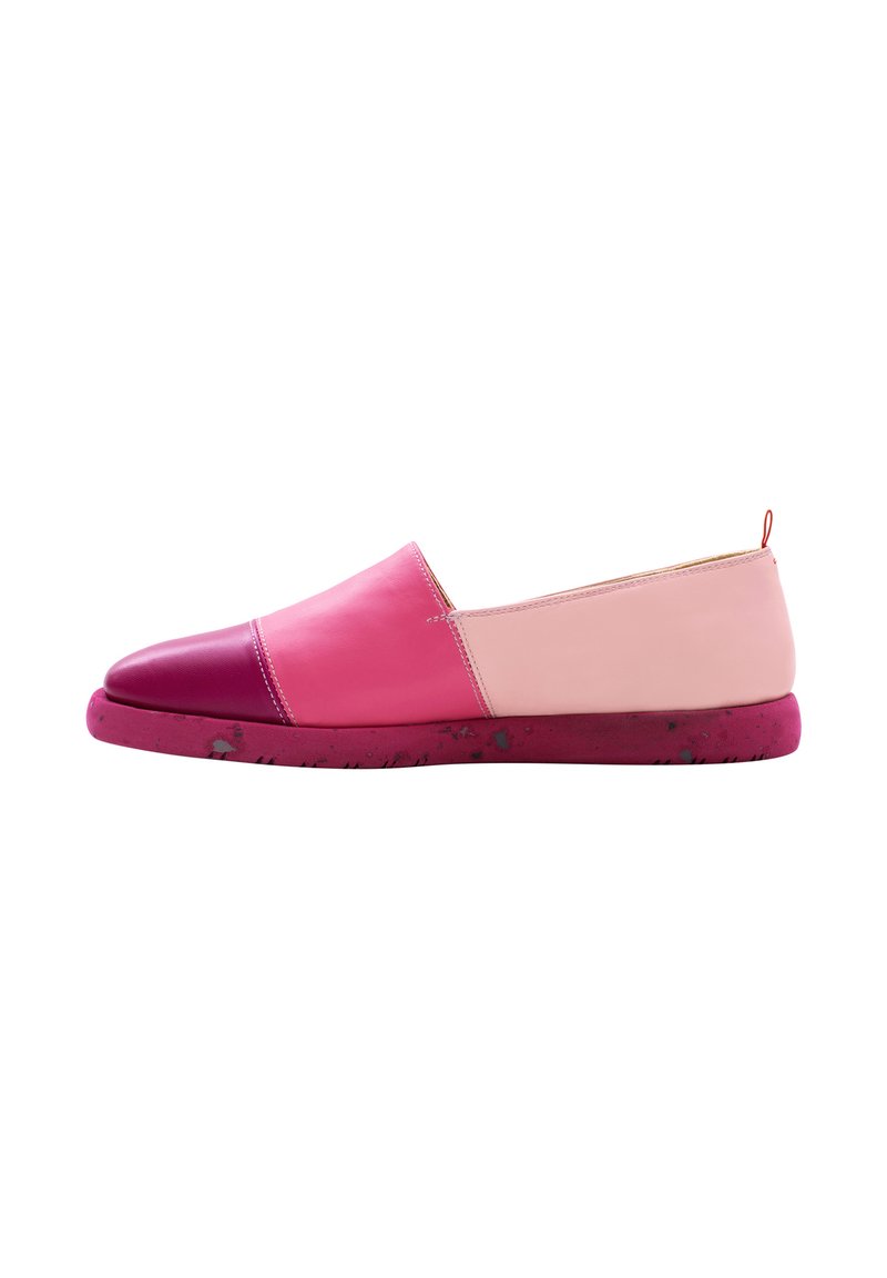 Scarpa slip-on rosa caratterizzata da un mix di pannelli in pelle rosa scuro, rosa chiaro e lavanda, dotata di una suola in gomma testurizzata e un piccolo accento rosso.