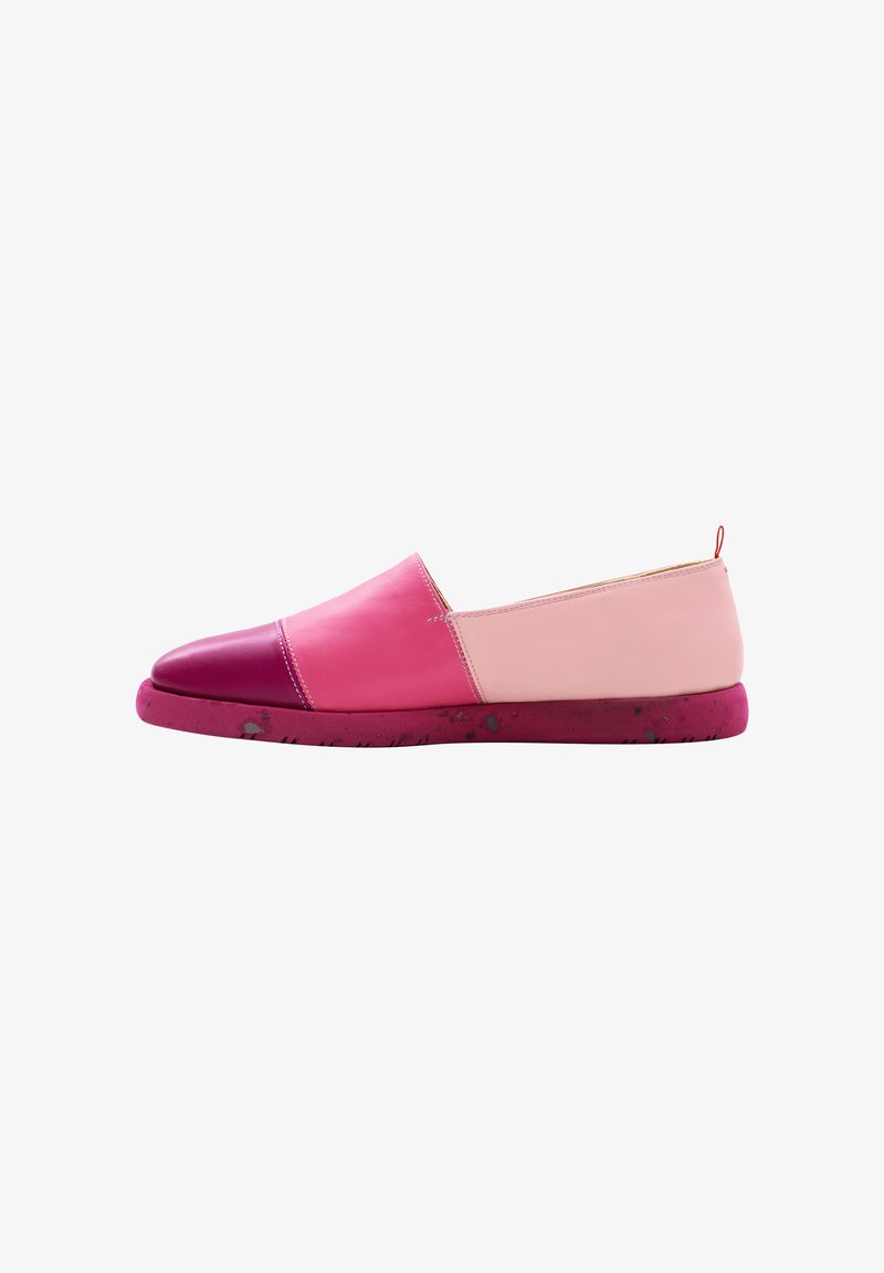 Scarpa slip-on rosa caratterizzata da un mix di pannelli in pelle rosa scuro, rosa chiaro e lavanda, dotata di una suola in gomma testurizzata e un piccolo accento rosso.